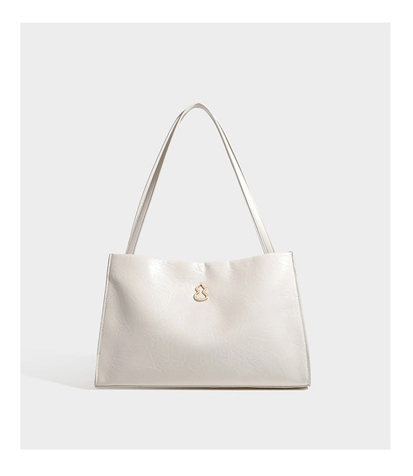 Strukturierte, rechteckige Tote-Schultertasche mit glänzender, geknautschter Lederoptik, langen Doppelriemen und goldfarbenem Emblem
