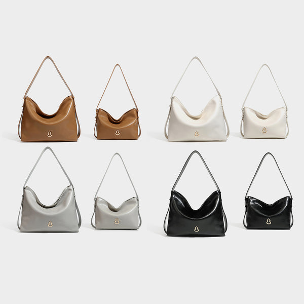 Lässig-sackförmige Hobo-Schultertasche mit offenem oberen Rand in glänzender karamellfarbener Lederoptik, goldfarbenen Logo-Beschlägen und langem verstellbarem