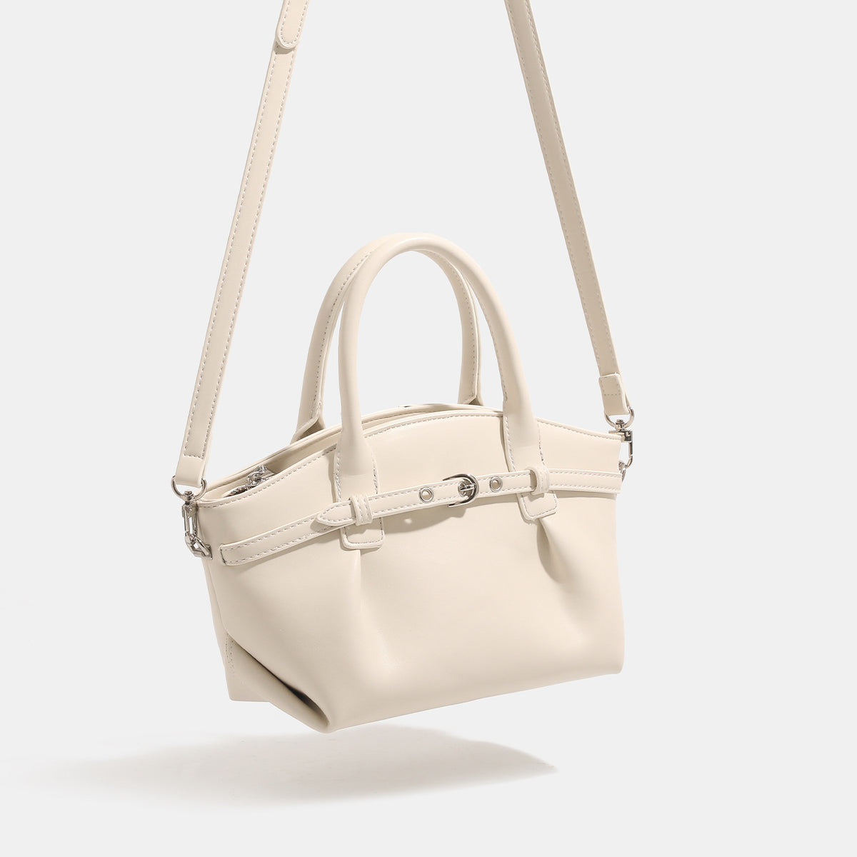 Mini-Trapeztasche aus glatter Lederoptik mit vorderem Riemen und Gürtelschnalle, zwei Tragegriffen und abnehmbarem, Detailansicht