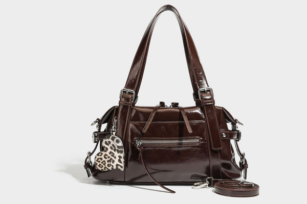 Strukturierte Schultertasche aus glänzendem Lederimitat mit abgerundetem Korpus, silberfarbenen Metalldetails, Reißverschlussfach vorne und Leopardenmuster