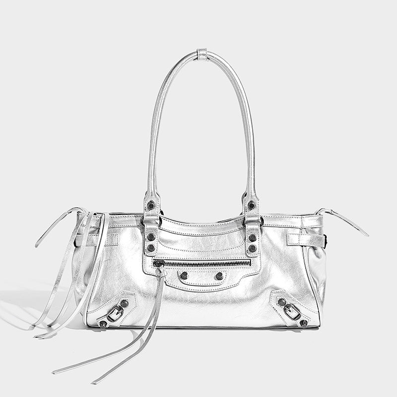 Längliche Schultertasche in Zylinderform mit glänzender Lederoptik, silberfarbenen Nieten, seitlichen Quasten und mehreren Außenreißverschlüssen