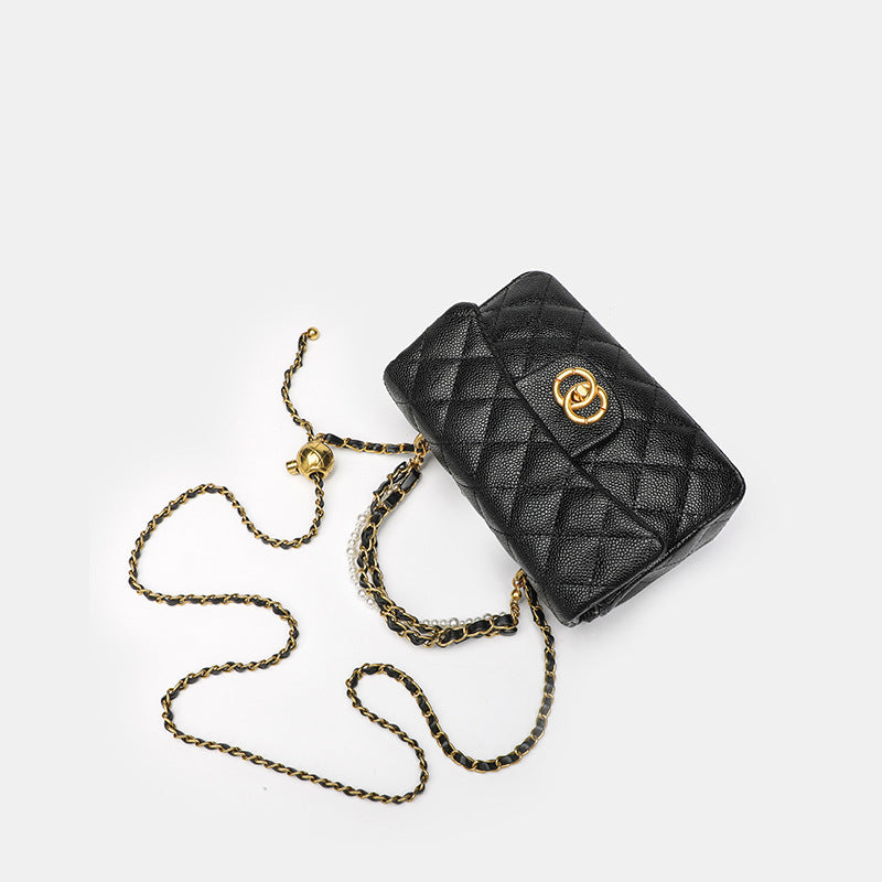 Gesteppte Crossbody-Tasche mit Rautenmuster, Klappe, perlenbesetztem Kettenriemen in Goldoptik und Drehverschluss, Detailansicht 4