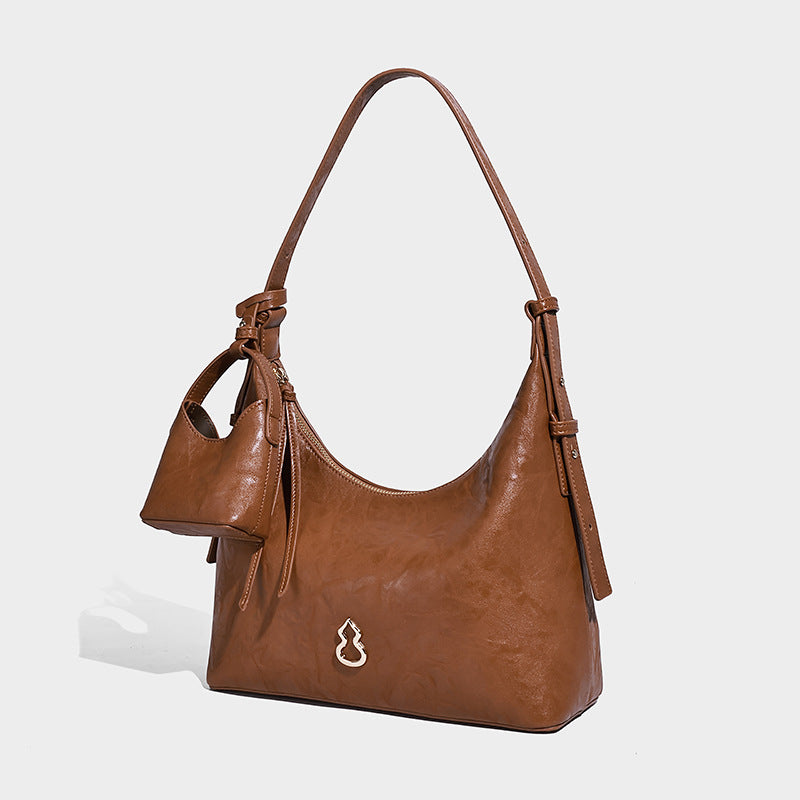 Glänzende Hobo-Schultertasche in Lederoptik mit abnehmbarem Mini-Beutel und goldfarbenen Logo-Details, Vorderansicht