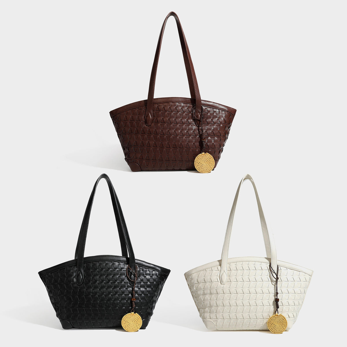 Große Tote-Bag in Lederoptik mit geometrischer Webprägung, zwei Schulterriemen und rundem geflochtenem Kordelanhänger in Braun, Detail