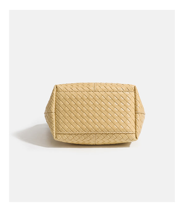 Weich strukturierte gewebte Tote-Bag in Gelbgold mit Lederoptik, V-förmiger offener Oberseite, seitlichen Kordeldetails und zwei röhrenförmigen