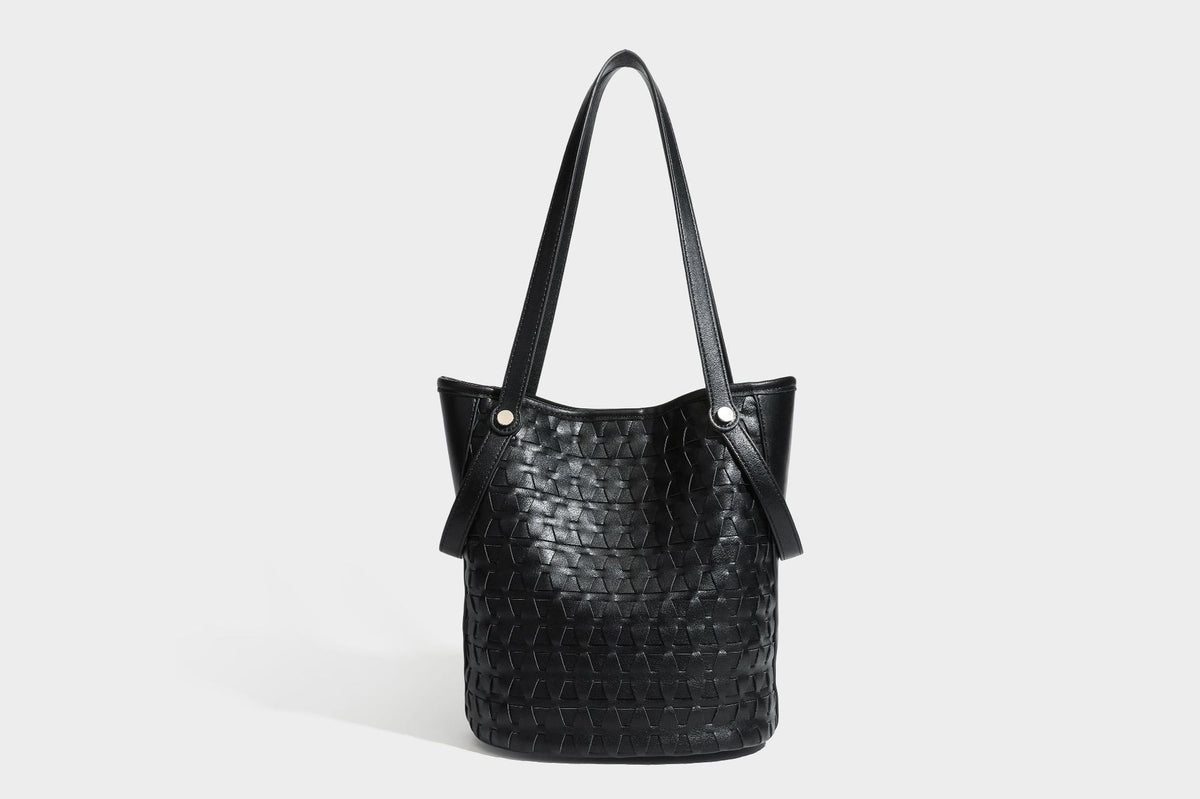 Shopper-Schultertasche im Bucket-Stil mit Webstruktur in Lederoptik, rundem Anhänger und langen doppelten Trägern, Detailansicht 28