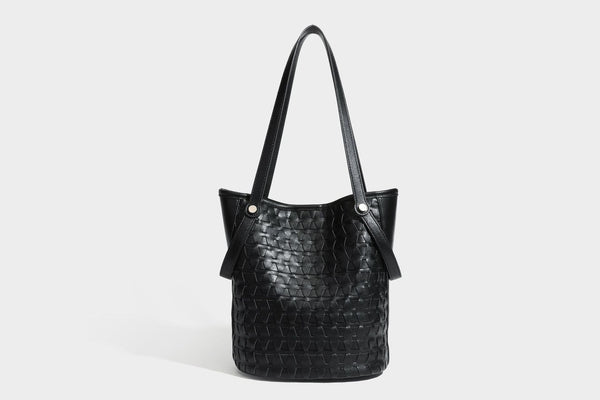 Shopper-Schultertasche im Bucket-Stil mit Webstruktur in Lederoptik, rundem Anhänger und langen doppelten Trägern, Detailansicht 28