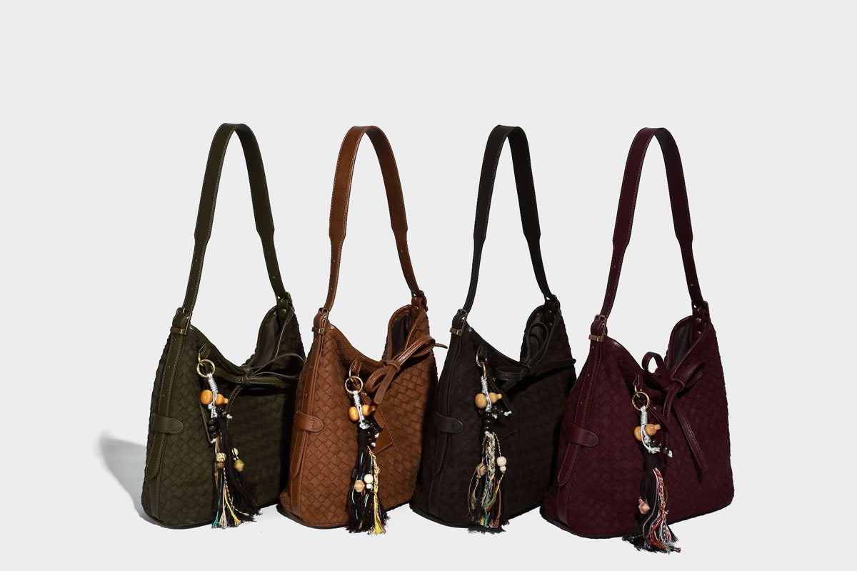 Dunkelbraune Beuteltasche mit Flechtstruktur, Knotenverschluss, goldfarbenen Beschlägen und verstellbarem Schulterriemen, Detailansicht 31