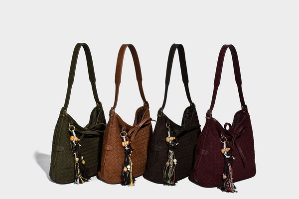Dunkelbraune Beuteltasche mit Flechtstruktur, Knotenverschluss, goldfarbenen Beschlägen und verstellbarem Schulterriemen, Detailansicht 31