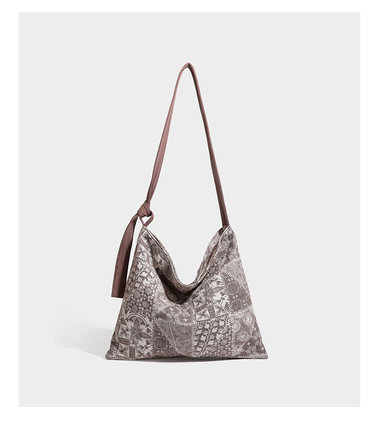 Weich fallende Hobo-Schultertasche aus Canvas mit botanischem Print, langem geknotetem Riemen und Reißverschluss oben, Detailansicht 15