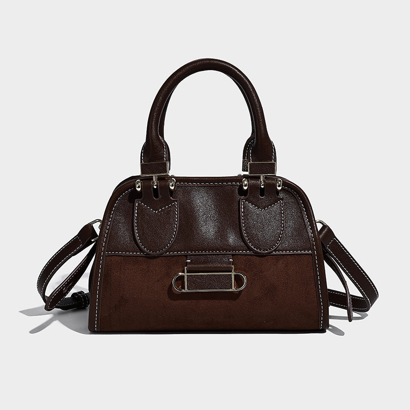 Kleine strukturierte Henkeltasche mit abgerundeten Henkeln, kontrastierenden weißen Ziernähten, silberfarbenem Stäbchenverschluss und abnehmbarem