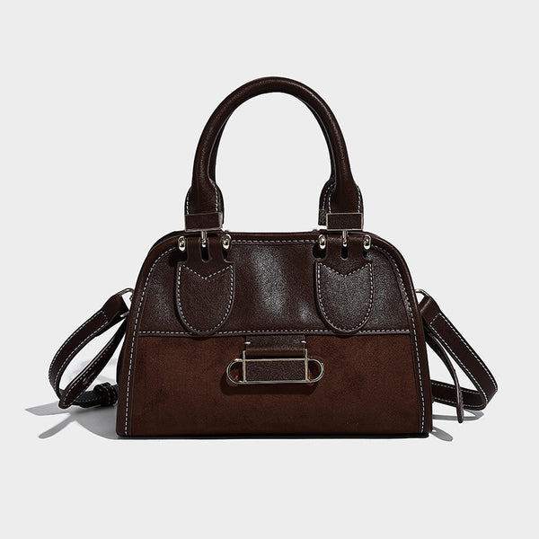 Kleine strukturierte Henkeltasche mit abgerundeten Henkeln, kontrastierenden weißen Ziernähten, silberfarbenem Stäbchenverschluss und abnehmbarem