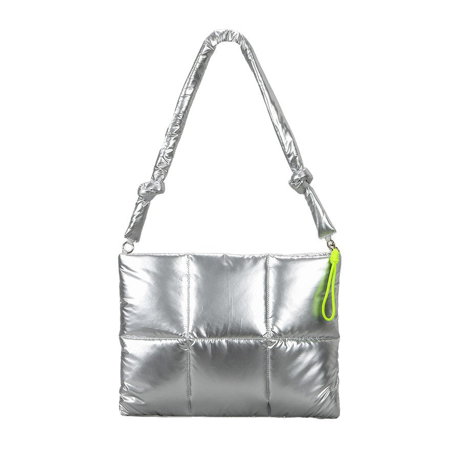 Gesteppte Puffer-Schultertasche in hochglänzendem Metallic-Silber mit neonfarbenem Kordel-Zipperanhänger und gepolstertem, geknotetem Trageriemen, Detailansicht 5