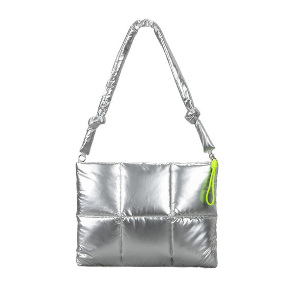 Gesteppte Puffer-Schultertasche in hochglänzendem Metallic-Silber mit neonfarbenem Kordel-Zipperanhänger und gepolstertem, geknotetem Trageriemen, Detailansicht 5