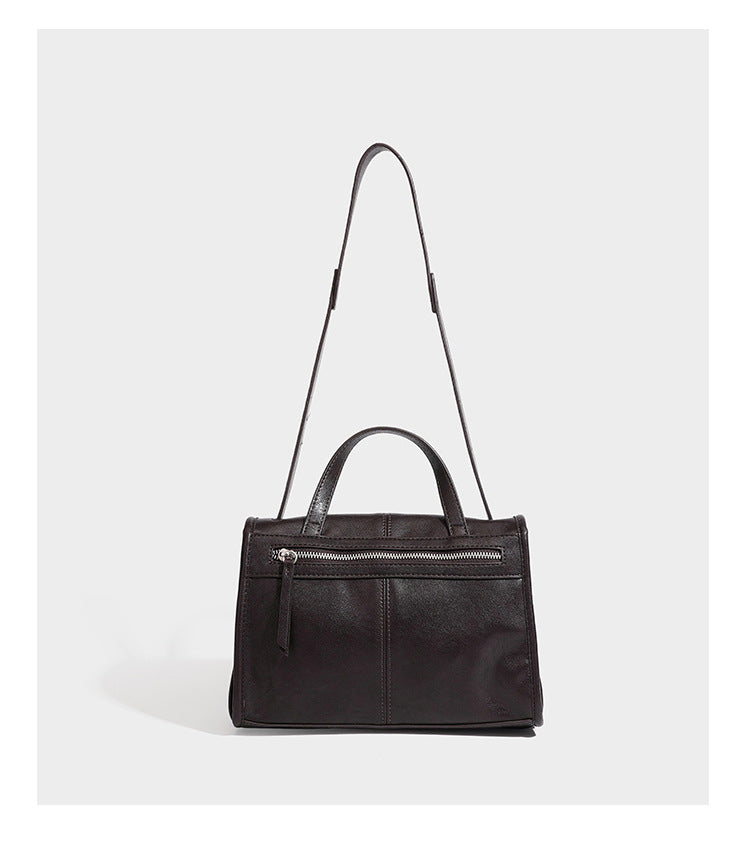 Strukturierte Satchel-Tasche mit Überschlag aus dunkelbrauner, glänzender Lederoptik, kurzem Tragegriff und langem, verstellbarem Schulterriemen
