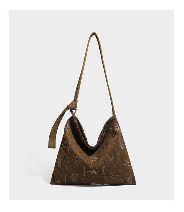 Lässige Hobo-Schultertasche in dunkelbrauner Velourslederoptik mit Ton-in-Ton-Blumenstickerei und langem, geknotetem Einzelriemen, Detailansicht