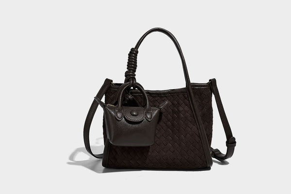 Strukturierte Tote-Bag mit gewebter Oberfläche, befestigtem Mini-Charm-Täschchen, geknoteten Tragegriffen und abnehmbarem Schulterriemen, Detailansicht