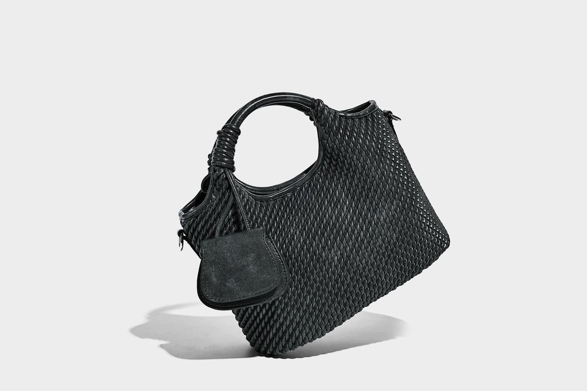 Strukturierte Beuteltasche mit Webstruktur, geknotetem Tragegriff, vorderer Klappentasche und abnehmbarem Crossbody-Riemen in Silberoptik