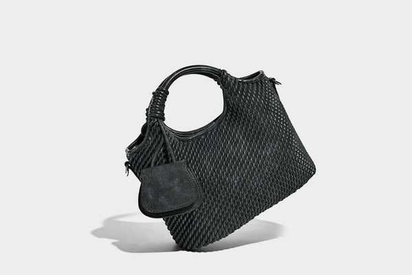 Strukturierte Beuteltasche mit Webstruktur, geknotetem Tragegriff, vorderer Klappentasche und abnehmbarem Crossbody-Riemen in Silberoptik