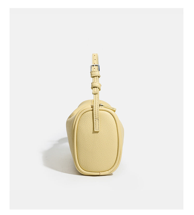 Kompakte Schultertasche in genarbter Lederoptik mit Reißverschluss oben, geknotetem Tragegriff und verstellbarem Crossbody-Riemen, Detailansicht