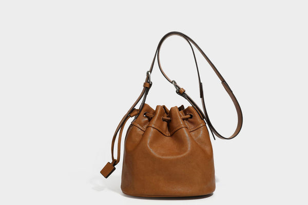 Kleine Beuteltasche in genarbter Lederoptik mit Kordelzug, verstellbarem Crossbody-Riemen und silberfarbenen Beschlägen, Detailansicht 20