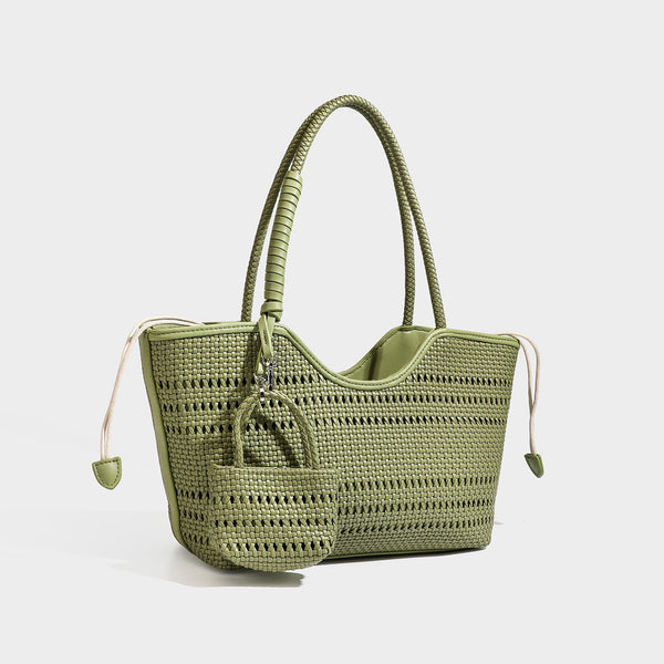 Formstabile Flecht-Tote-Bag in Dunkelbraun mit geflochtenen Henkeln, seitlichen Kordelzügen und befestigtem Mini-Etui aus Flechtmaterial mit