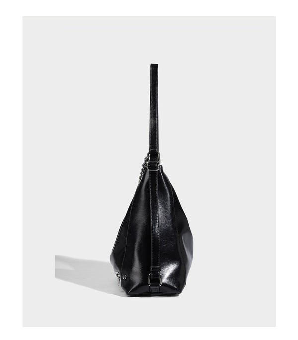 Glänzend schwarze Hobo-Shopper-Tasche mit silberfarbenem Kettenakzent, Reißverschluss oben und langen Schulterriemen, Detailansicht 11