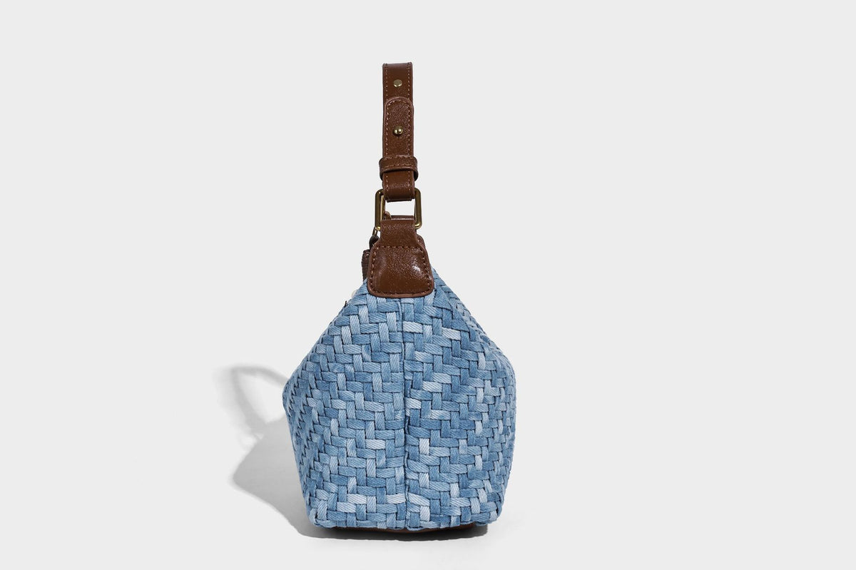 Hellblauer gewebter Hobo-Bag mit braunem Besatz in Lederoptik, antikgoldfarbenen Beschlägen, verstellbarem Crossbody-Riemen und Perlenverzierung