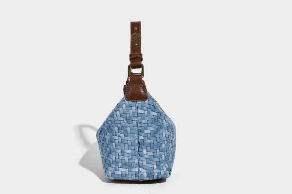 Hellblauer gewebter Hobo-Bag mit braunem Besatz in Lederoptik, antikgoldfarbenen Beschlägen, verstellbarem Crossbody-Riemen und Perlenverzierung