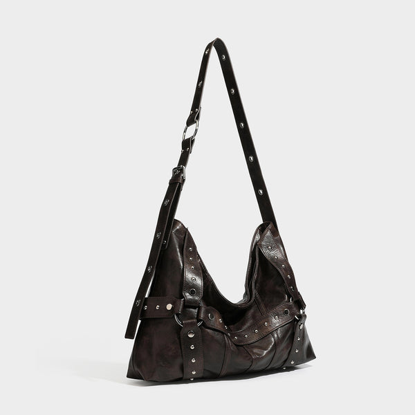 Lässige Hobo-Schultertasche mit glänzender Oberfläche in Lederoptik, silberfarbenen Nieten, Riemendetail mit Schnalle und Reißverschluss oben