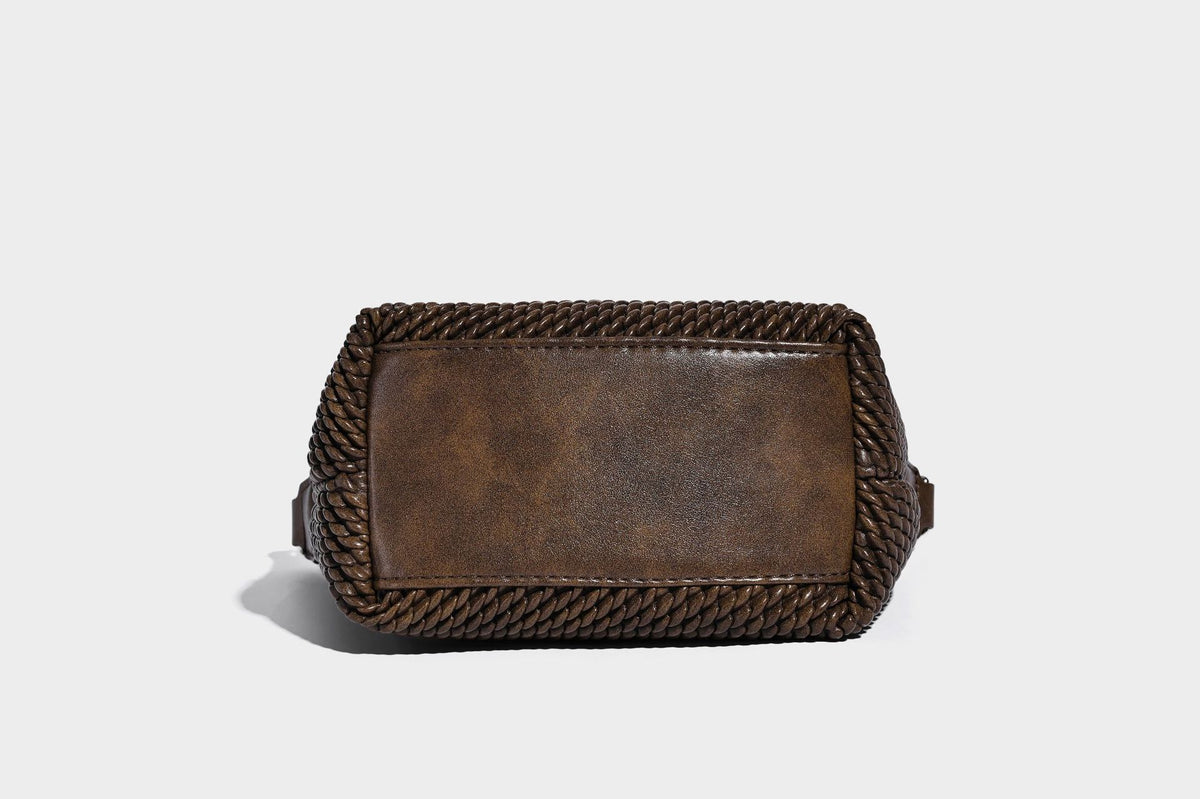 Hobo-Schultertasche in Halbmondform mit Webstruktur, geknotetem Tragegriff, befestigter kleiner Tasche mit Überschlag und verstellbarem Riemen in warmem