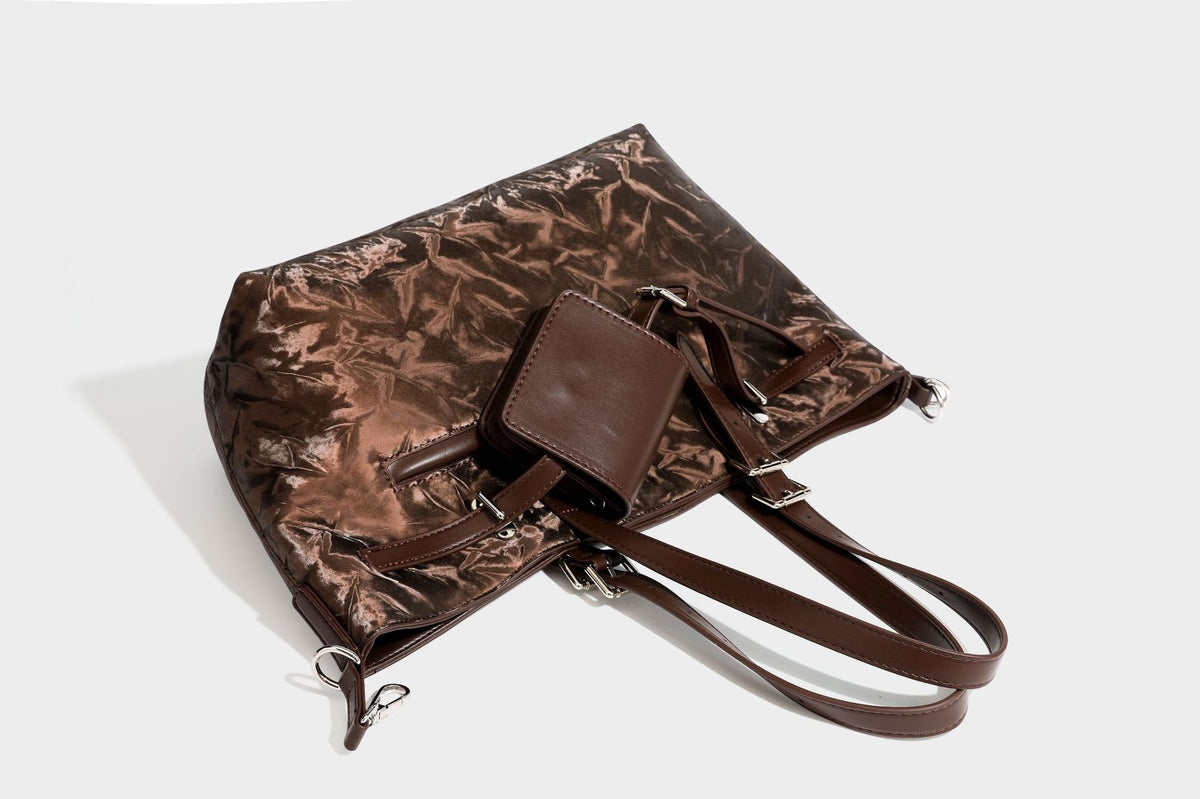 Glänzende, geknautschte Metallic-Tote-Bag mit zwei Tragegriffen oben, abnehmbarem Schulterriemen und abnehmbarer Mini-Reißverschlusstasche in Braun