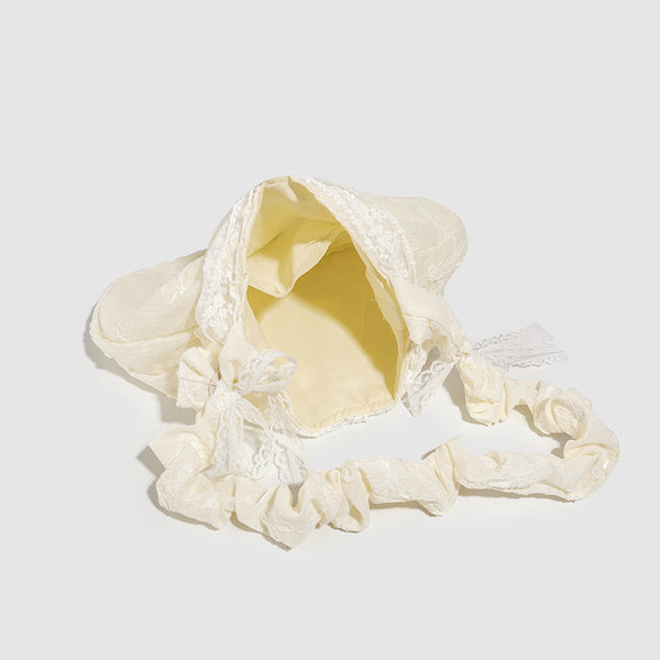 Elfenbeinfarbene, halbmondförmige Schultertasche mit Blumenstickerei, Spitzenbesatz und gerafftem Rüschenstoffriemen mit Schleifendetail, Detailansicht
