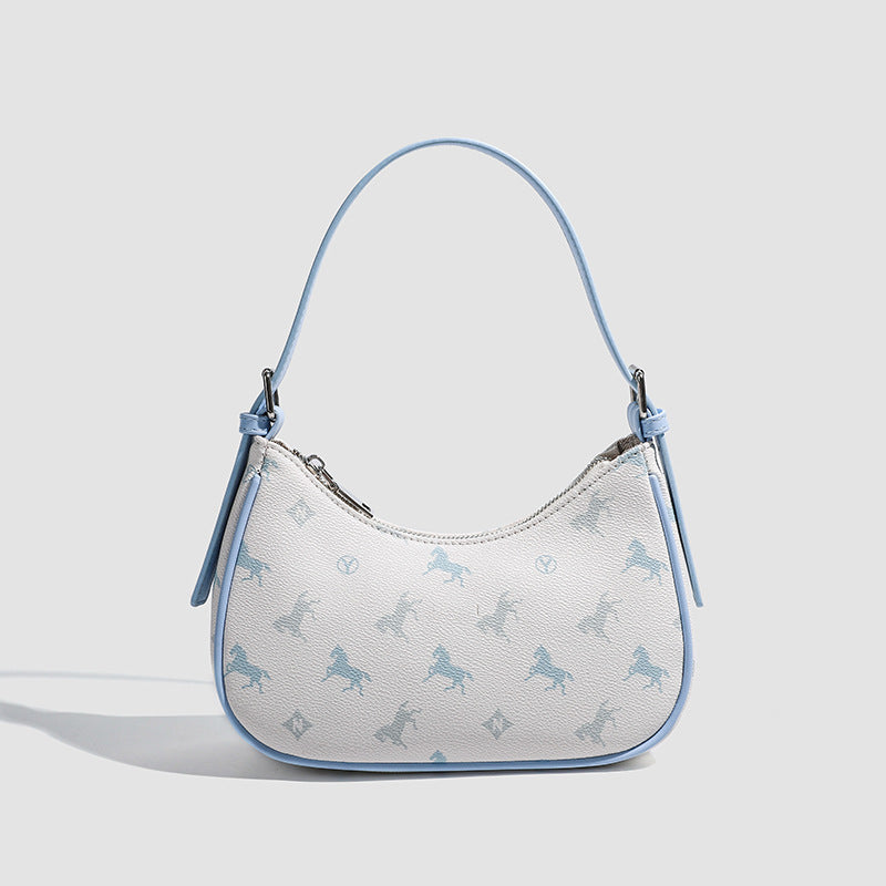 Cremefarbene halbmondförmige Schultertasche mit Monogramm-Print, kontrastierendem Besatz in Lederoptik und silberfarbenen Metalldetails, Detailansicht 8