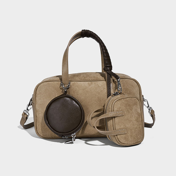 Strukturierte Boston-Bowlingtasche in Veloursleder-Optik, dunkelbraun, mit Henkeln mit blauen Akzenten und abnehmbarem Mini-Rundtäschchen, Detailaufnahme