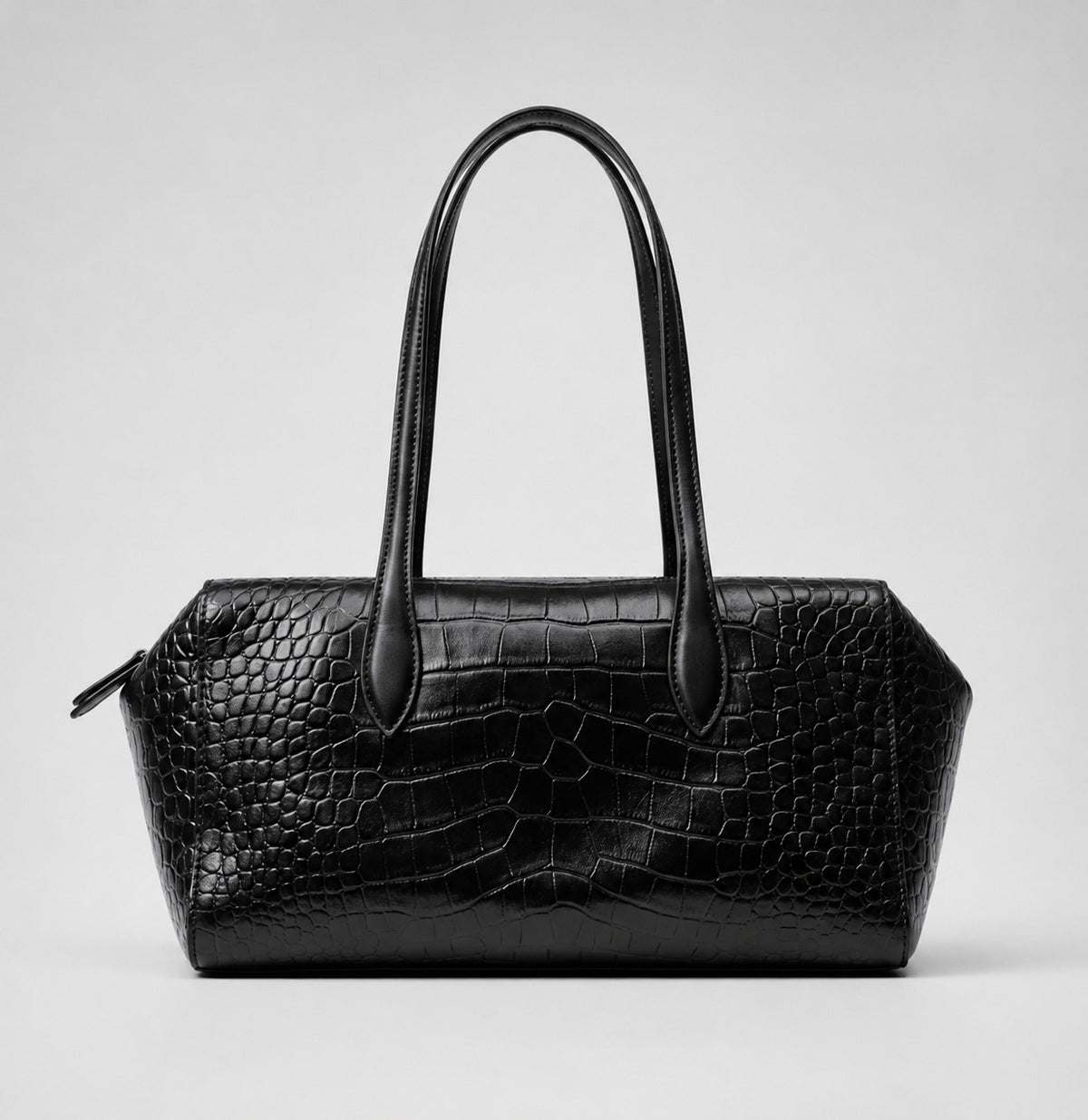 Schwarze glänzende Schultertasche in Trapezform mit Krokoprägung, zwei abgerundeten Riemen und Reißverschluss, Detailansicht 13