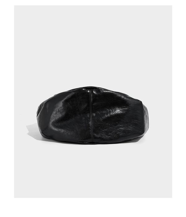 Schwarze glänzende, lässig fallende Hobo-Tasche in Halbmondform mit breitem integriertem Schulterriemen und silberfarbenem Reißverschluss, Detailansicht 11