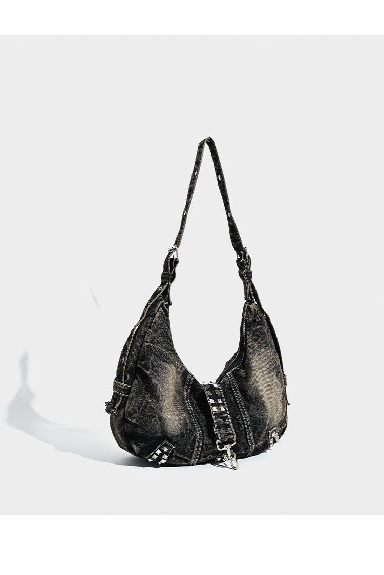 Hobo-Tasche aus Used-Denim mit pyramidenförmigen Nietenbeschlägen und verstellbarem Schulterriemen, Detailansicht 9