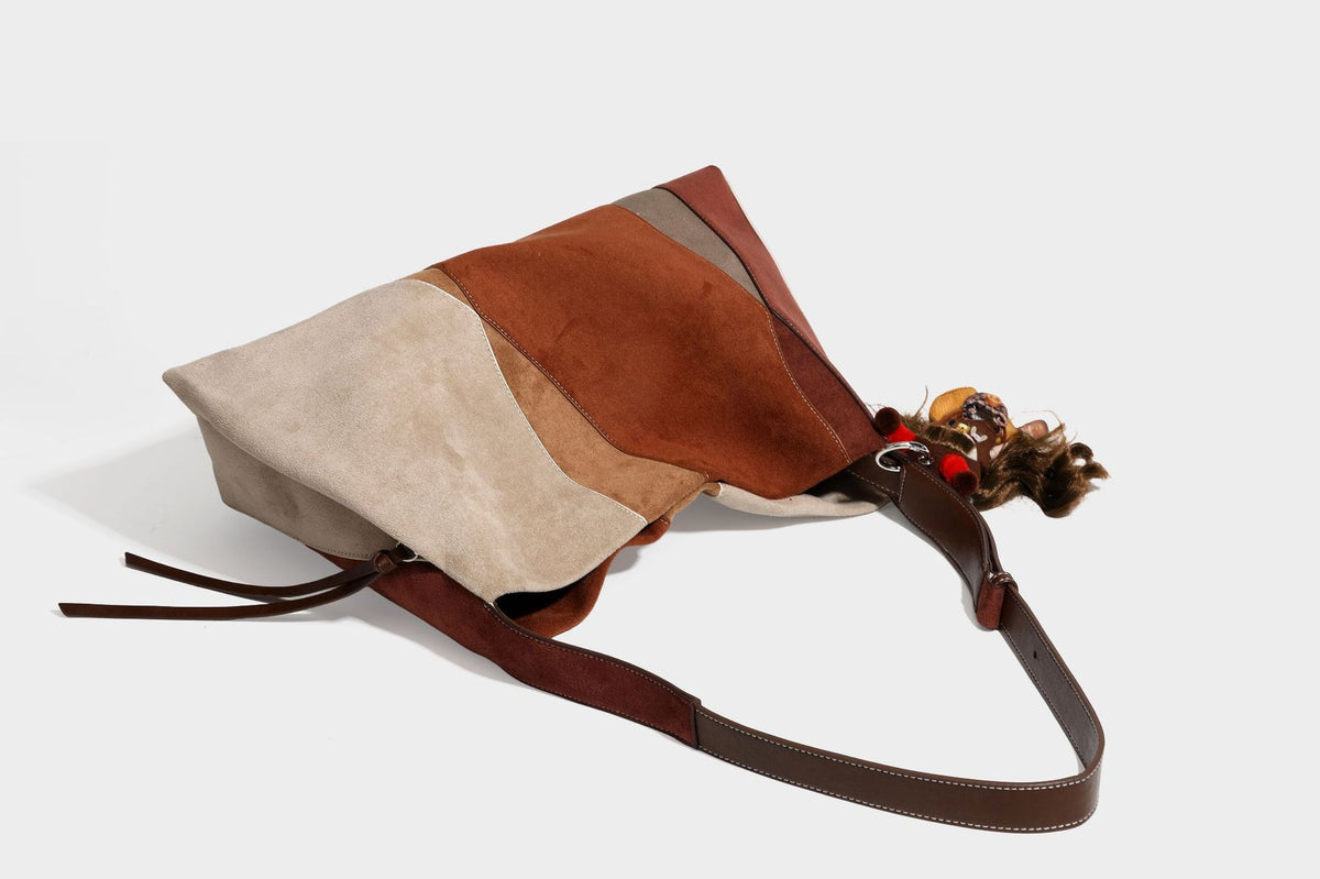 Weich fallende Patchwork-Tote in Braun, Rost, Camel und Beige mit Partien in Velourslederoptik, Besatz in Lederoptik und verstellbarem Schulterriemen