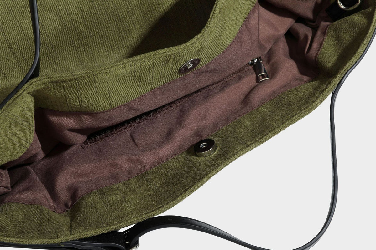Weich fallender olivgrüner Shopper in Canvas-Optik mit Henkeln in schwarzer Lederoptik, abnehmbarem Reißverschlusstäschchen und silberfarbenen Beschlägen
