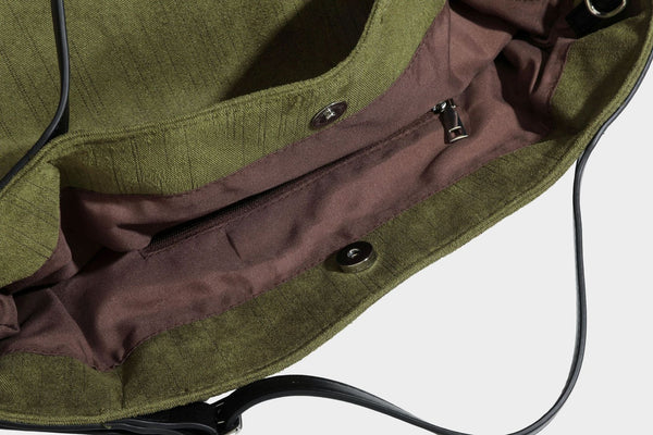 Weich fallender olivgrüner Shopper in Canvas-Optik mit Henkeln in schwarzer Lederoptik, abnehmbarem Reißverschlusstäschchen und silberfarbenen Beschlägen