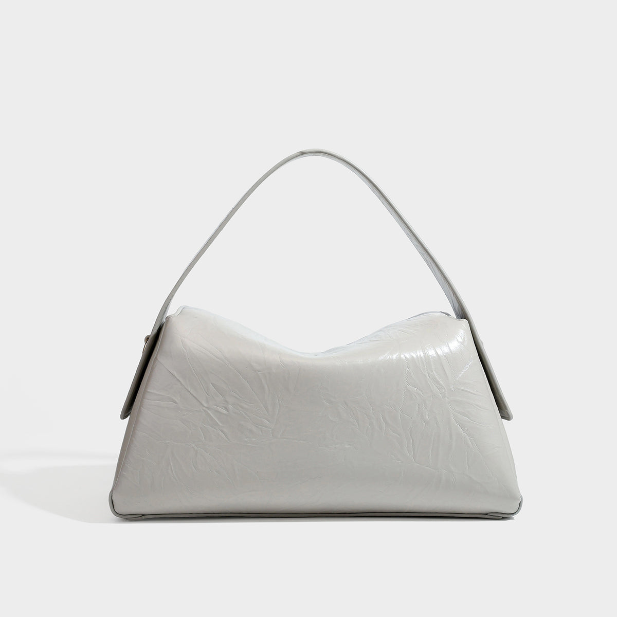 Glänzende, geknautschte Trapez-Schultertasche mit Überschlagverschluss, goldfarbenen Logo-Beschlägen, Tragegriff und abnehmbarem, verstellbarem Schulterriemen