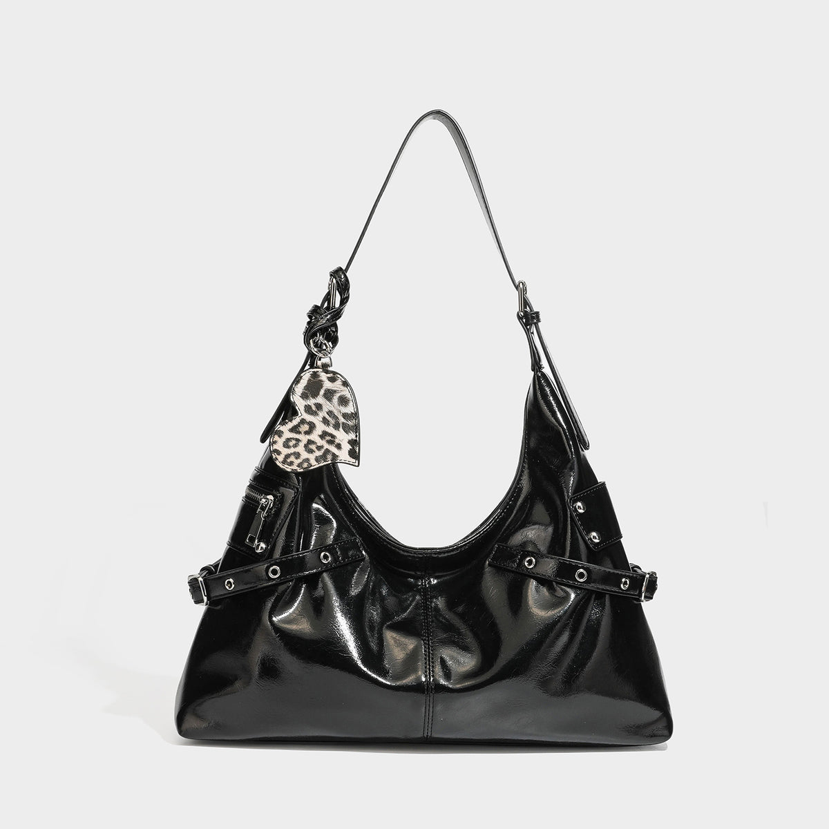 Glänzende, dunkelbraune Hobo-Schultertasche mit Riemendetail mit silberfarbenen Ösen, vorderer Reißverschlusstasche und Herz-Applikation im Leopardenmuster