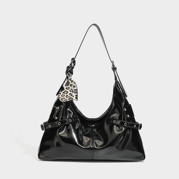 Glänzende, dunkelbraune Hobo-Schultertasche mit Riemendetail mit silberfarbenen Ösen, vorderer Reißverschlusstasche und Herz-Applikation im Leopardenmuster