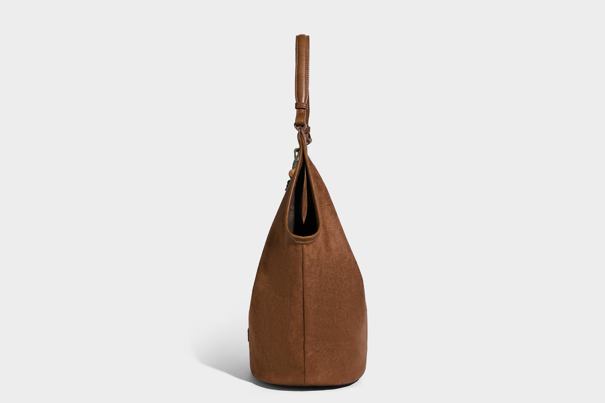 Lässig fallende Hobo-Schultertasche in matter Velourslederoptik mit offenem oberen Abschluss und optionalem Quasten- und Perlenanhänger, Detailansicht 20