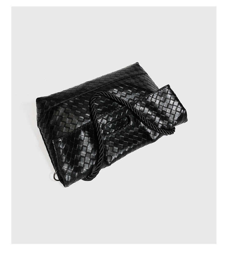 Große schwarze gewebte Schultertasche in Lederoptik mit geflochtenem Henkel, Überschlagverschluss und verstellbarem Crossbody-Riemen, Detailansicht