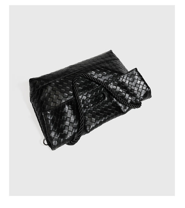 Große schwarze gewebte Schultertasche in Lederoptik mit geflochtenem Henkel, Überschlagverschluss und verstellbarem Crossbody-Riemen, Detailansicht