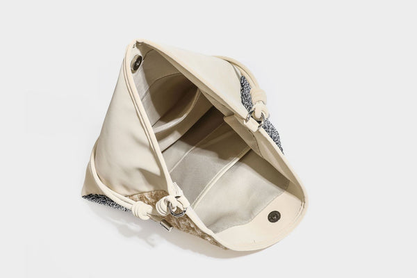 Lässig-weicher Patchwork-Schultershopper mit Pailletten, schwarz-goldenen oder creme-silbernen Colorblocking-Einsätzen und verstellbarem, schmalem Riemen