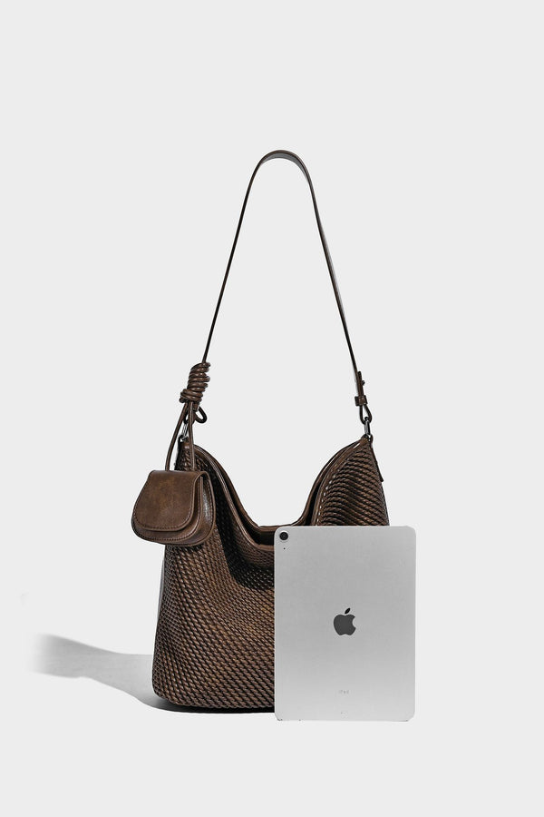 Große, weich fallende Hobo-Schultertasche mit Webstruktur in Braun, mit Mini-Tasche mit Überschlag und schmalem Knotenträger, Detailansicht 24