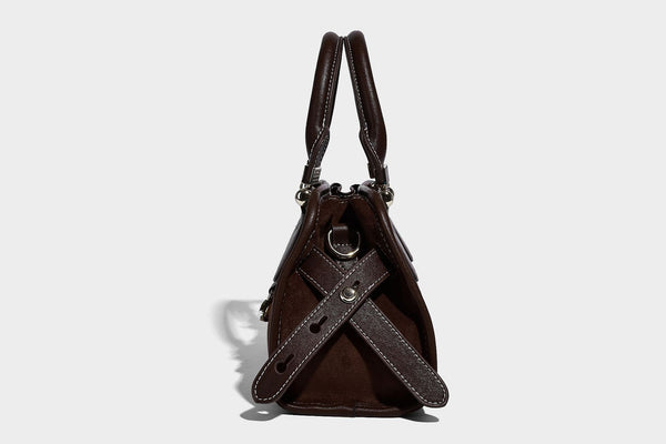 Kleine strukturierte Henkeltasche mit abgerundeten Tragegriffen, kontrastierenden weißen Steppnähten, Riegelverschluss in Silberoptik und abnehmbarem